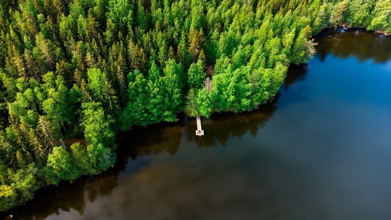 Järvimaisema ja laituri